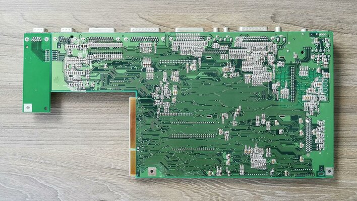 amiga1200_mobo_2b_2lo.jpg