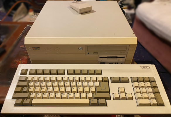 Amiga-4000-Computer-2.png