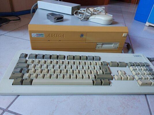 amiga 4000 + other components.jpg