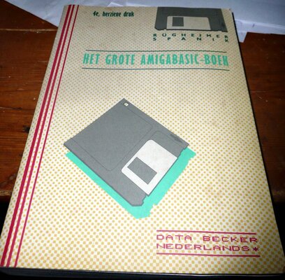 het grote amigabasic boek 4e druk - data backer - dutch.jpg