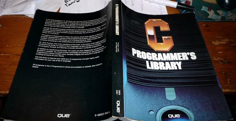 C programmers library by Que - english.jpg