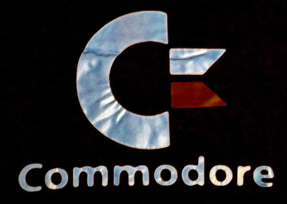 Commodore logo big shirt -02.jpg