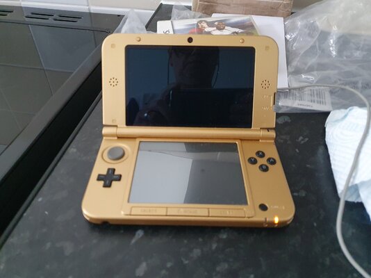 Closed - Nintendo 3DS-XL Legend of Zelda A Link Between