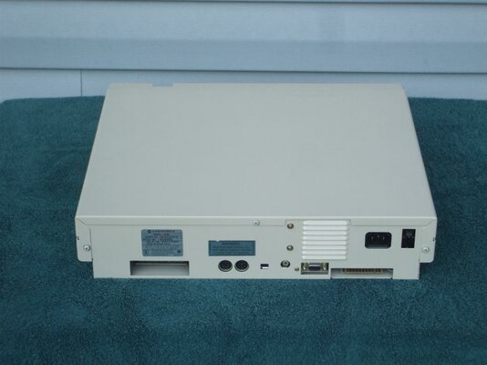 Commodore_128D_pic2.jpg