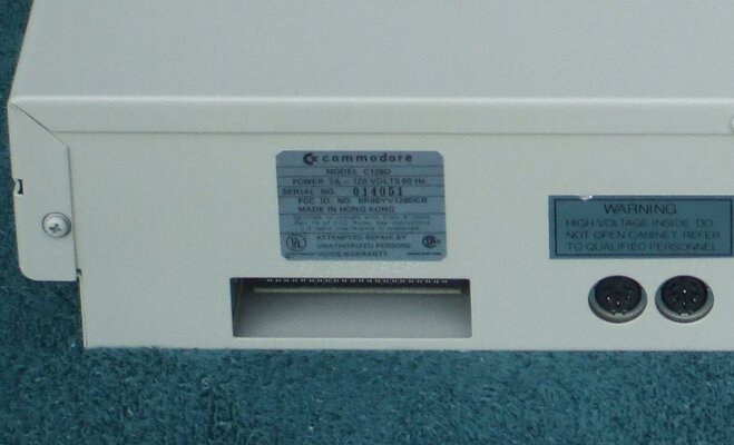 Commodore_128D_pic4.jpg