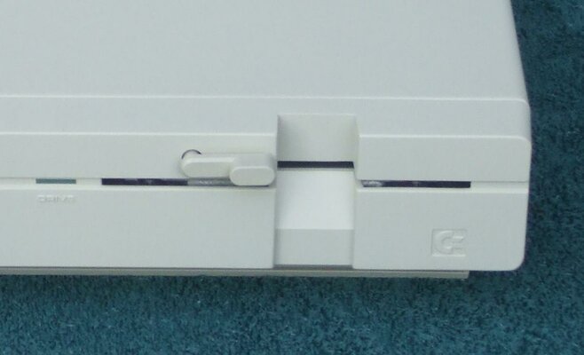 Commodore_128D_pic6.jpg