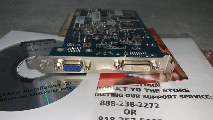 ATI Radeon PCI 256MB Blue Anschlüße.jpg