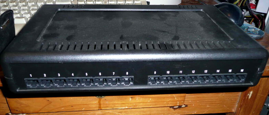 Digi AccelePort C-CON-16 RJ-45 - concentrator-02.jpg