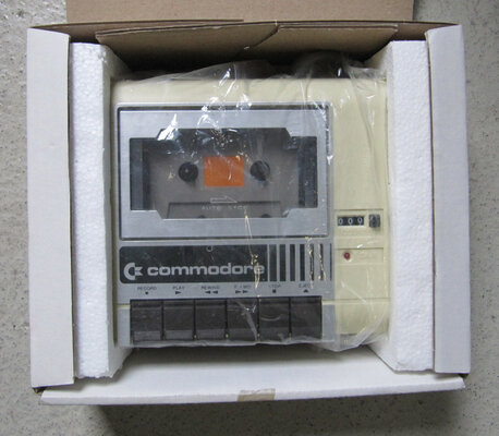 AmiBay_Commodore Box.jpg
