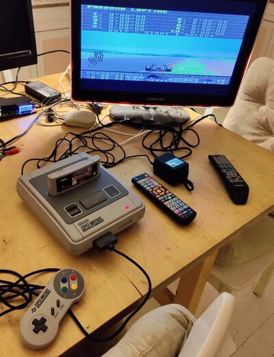Super Nintendo med spil på skærmen.jpg