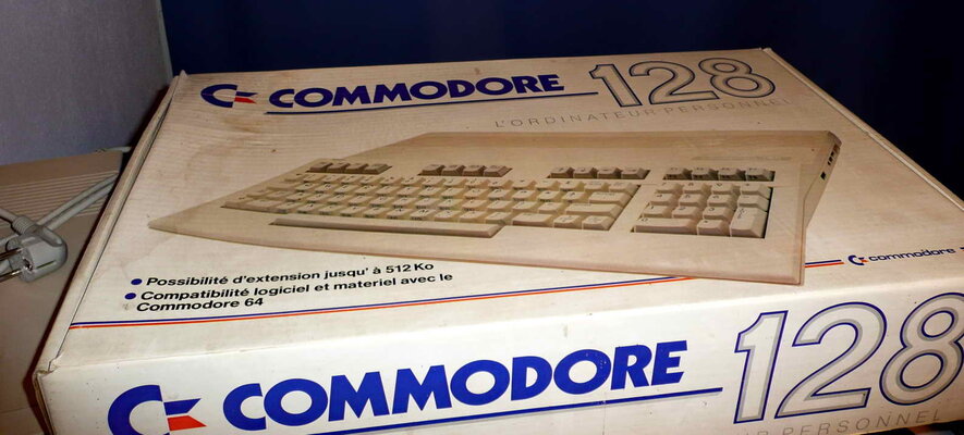 c128 boxed - 01.jpg