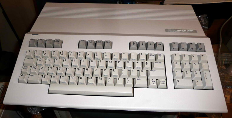c128 boxed - 05.jpg