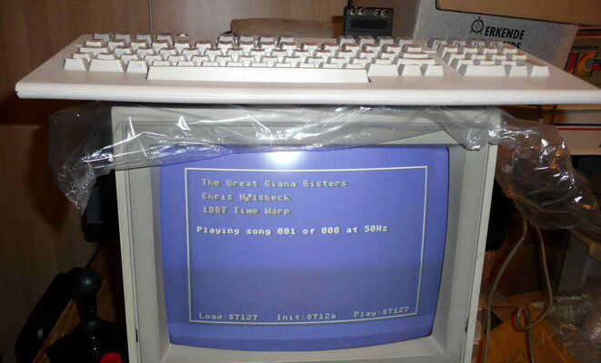 c128 boxed - 09.jpg