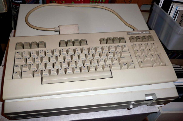 c128dcr - no serial - 01.jpg