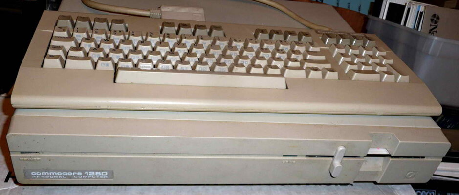 c128dcr - no serial - 02.jpg