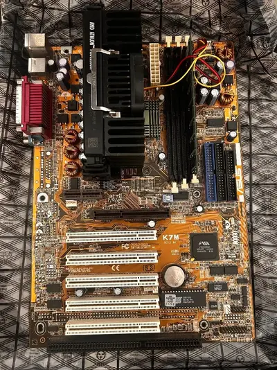 Carte Mère Asus K7M Rev 1.04 + CPU Athlon K7 600 MHz + I/O Shield – Socket A – Occasion