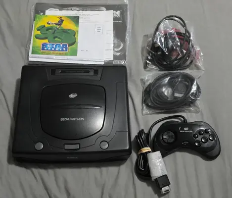 Console Sega SATURN V2 PAL en boite / notice complète - TBE - pile