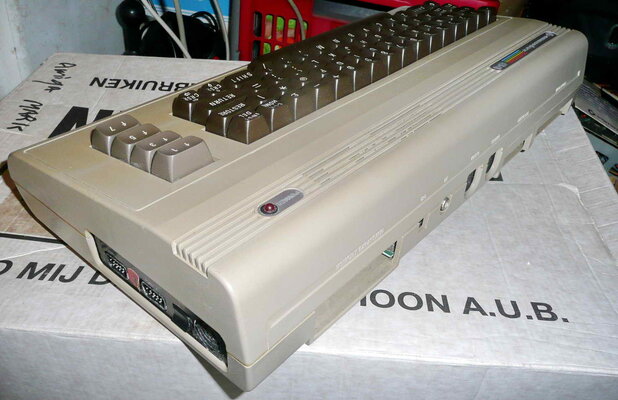 c64 breadbin boxed - clean-03.jpg