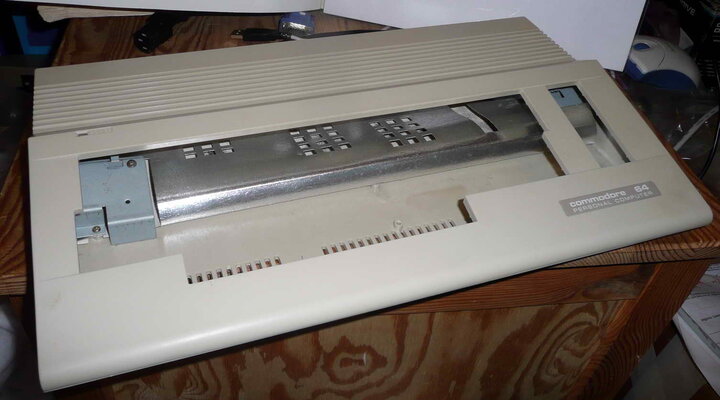 C64c chassis+esdshield-01.jpg