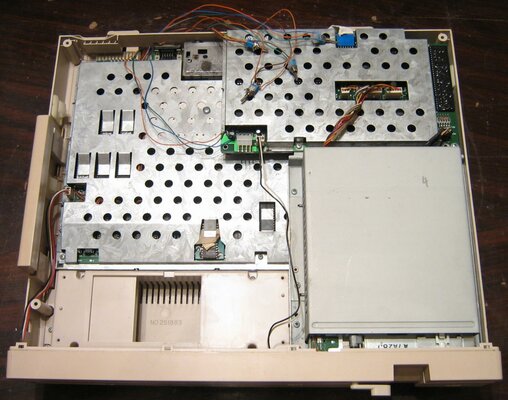 c128 belseje összerakva táp nélkül.jpg