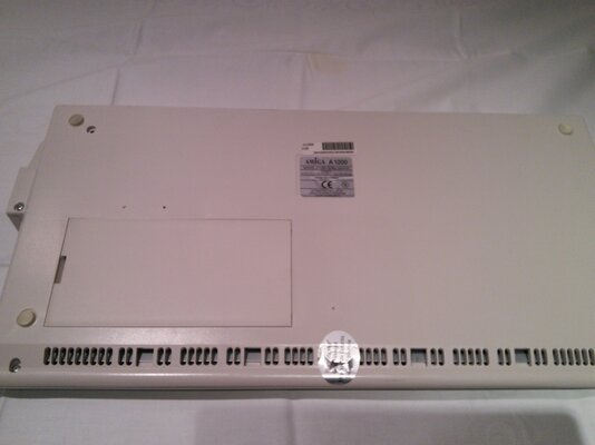 Amiga 1200 Magic Pack Bottom.jpg