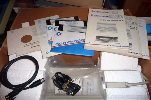C128Dcr - boxed - Original - 04.jpg