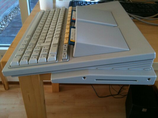 Olivetti Prodest PC1 (Right).jpg