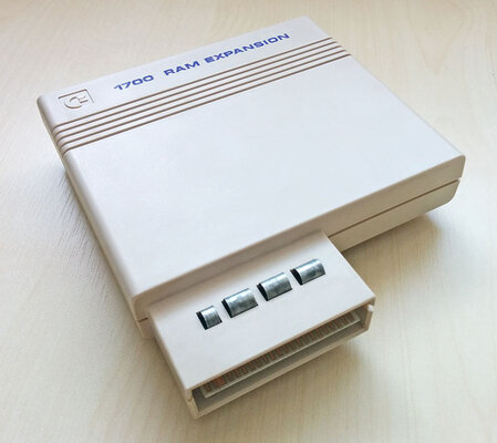 commodore_1700_1.jpg